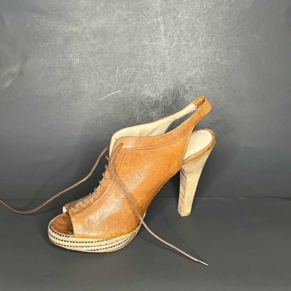I’m selling a Strenesse show room sample shoe. Size 40 European. Color=Tan.